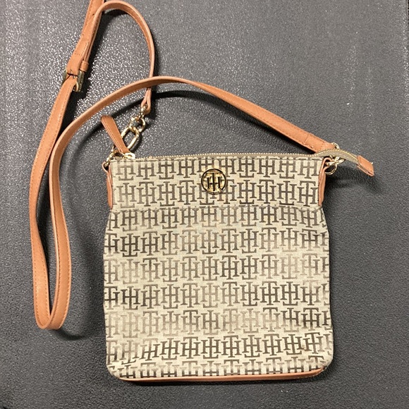 Tommy Hilfiger Handbags - EUC Tommy Hilfiger Crossbody Bag